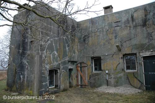 © bunkerpictures - Fort Kijkuit with camouflage